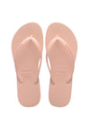 Havaianas klipklapper i lys rosa med "havaianas" på remmen og en tekstureret overflade.