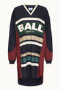 Sporty kjole med V-hals, lange ærmer, "BALL ORIGINAL '74" print og nummer "74" bagpå i blå nuancer.