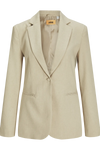 Blazer i lys beige med notch-revers og en knap. To lommer foran.