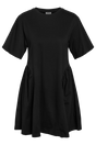 Sort kjole med rund hals, korte ærmer og rynkede sider.