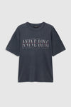 Cade Tee Sport Club fra Anine Bing er en cool og afslappet T-shirt, der kombinerer et sporty udtryk med brandets karakteristiske vintage-stil.