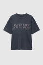 Cade Tee Sport Club fra Anine Bing er en cool og afslappet T-shirt, der kombinerer et sporty udtryk med brandets karakteristiske vintage-stil.
