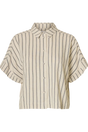 Kortærmet skjorte i sandfarve med vertikale nålestriber og krave.