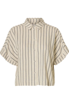 Kortærmet skjorte i sandfarve med vertikale nålestriber og krave.