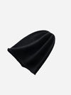 Sort beanie-hat i 100% cashmere med glat tekstur og enkelt design.