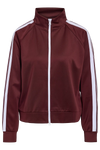 Rød jakke med høj krave, lynlås og hvide striber på ærmerne. Kort længde giver et sporty look.