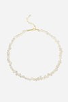 Halskæde med uregelmæssige ferskvandsperler og justerbar guldkæde.