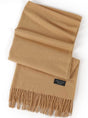 Camel-farvet tørklæde med frynser og mærke, der viser 70% cashmere og 30% andre materialer.