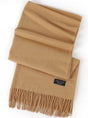 Andcopenhagen Basics cashmeretørklæde i camel, 70% cashmere, med frynser og sort mærke.