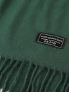 Mørkegrønt cashmeretørklæde fra Andcopenhagen Basics med label og frynser, model Yana, 70% cashmere.