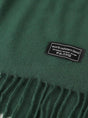 Mørkegrønt cashmeretørklæde fra Andcopenhagen Basics med label og frynser, model Yana, 70% cashmere.