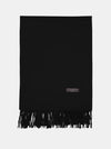 Sort cashmeretørklæde med frynser og et lille mærke, der angiver materialet, 70% cashmere.