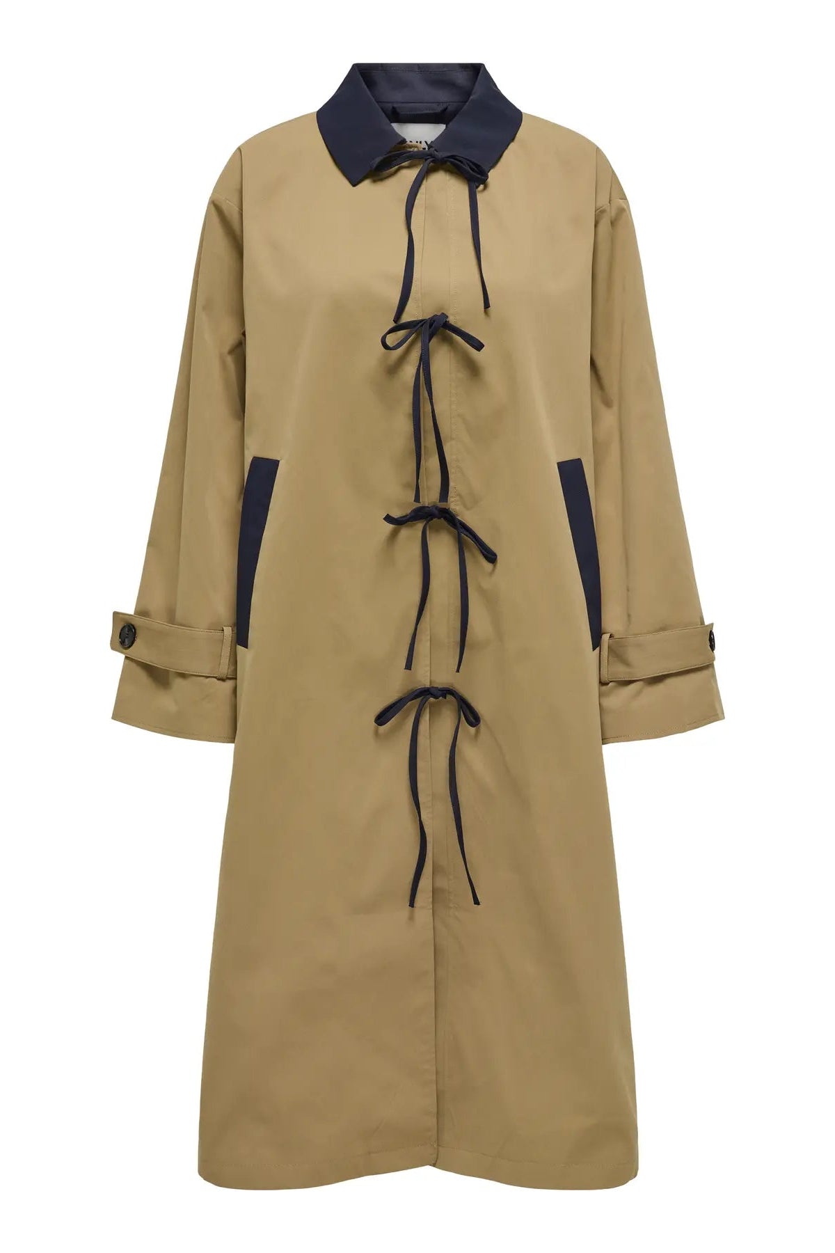 Lang trenchcoat i tan med mørk krave, bindebånd og lommer. Enkel og stilfuld design.