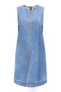 Ærmeløs lys blå denimkjole med lynlås bagpå og let buet kant.