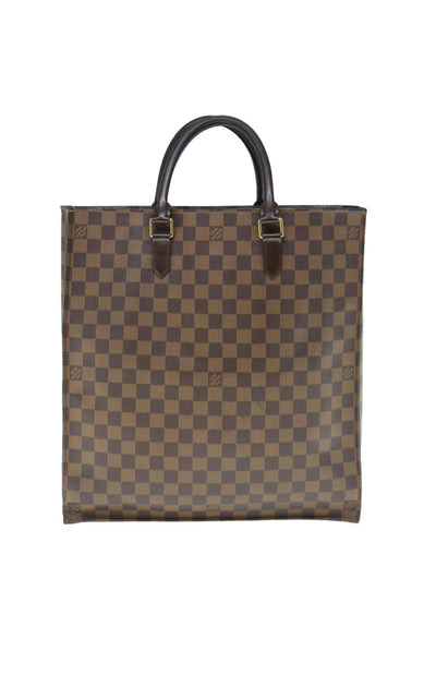 Louis Vuitton Sac Plat taske med ternet mønster, sorte håndtag og rektangulær form.