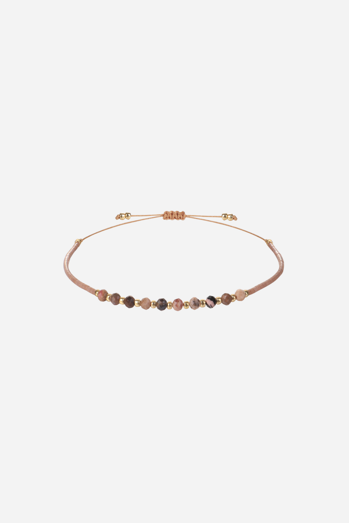Beige armbånd med rosa, brune og gyldne perler. Justerbar lukning.