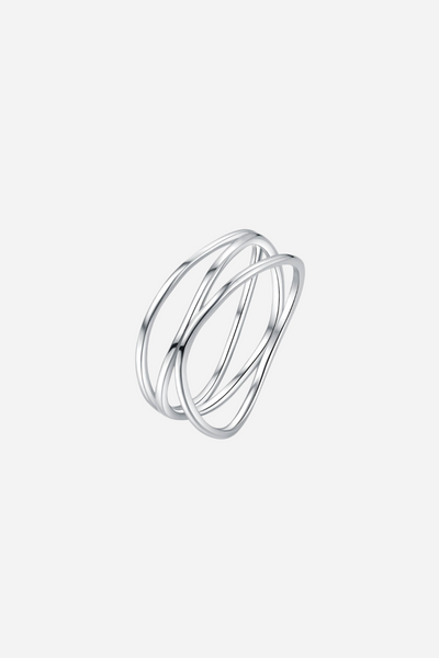 Sølvring med snoet design og overlappende tråde, skinnende på gennemsigtig overflade.