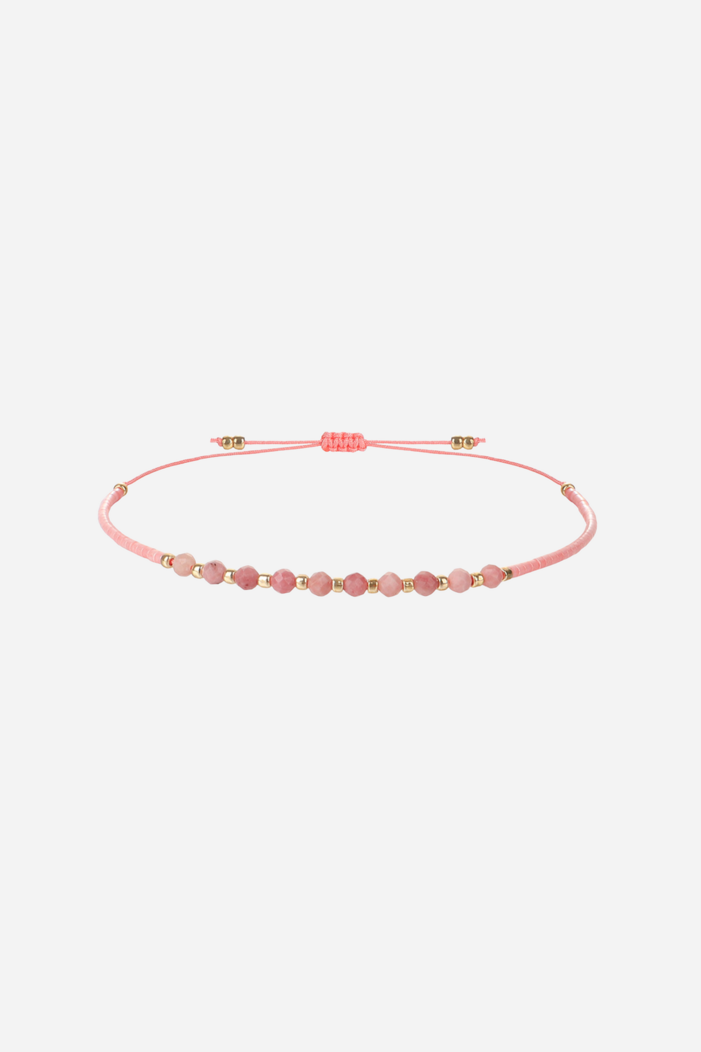Armbånd med blush pink perler og gyldne accenter. Justerbar pink snor tilpasning.