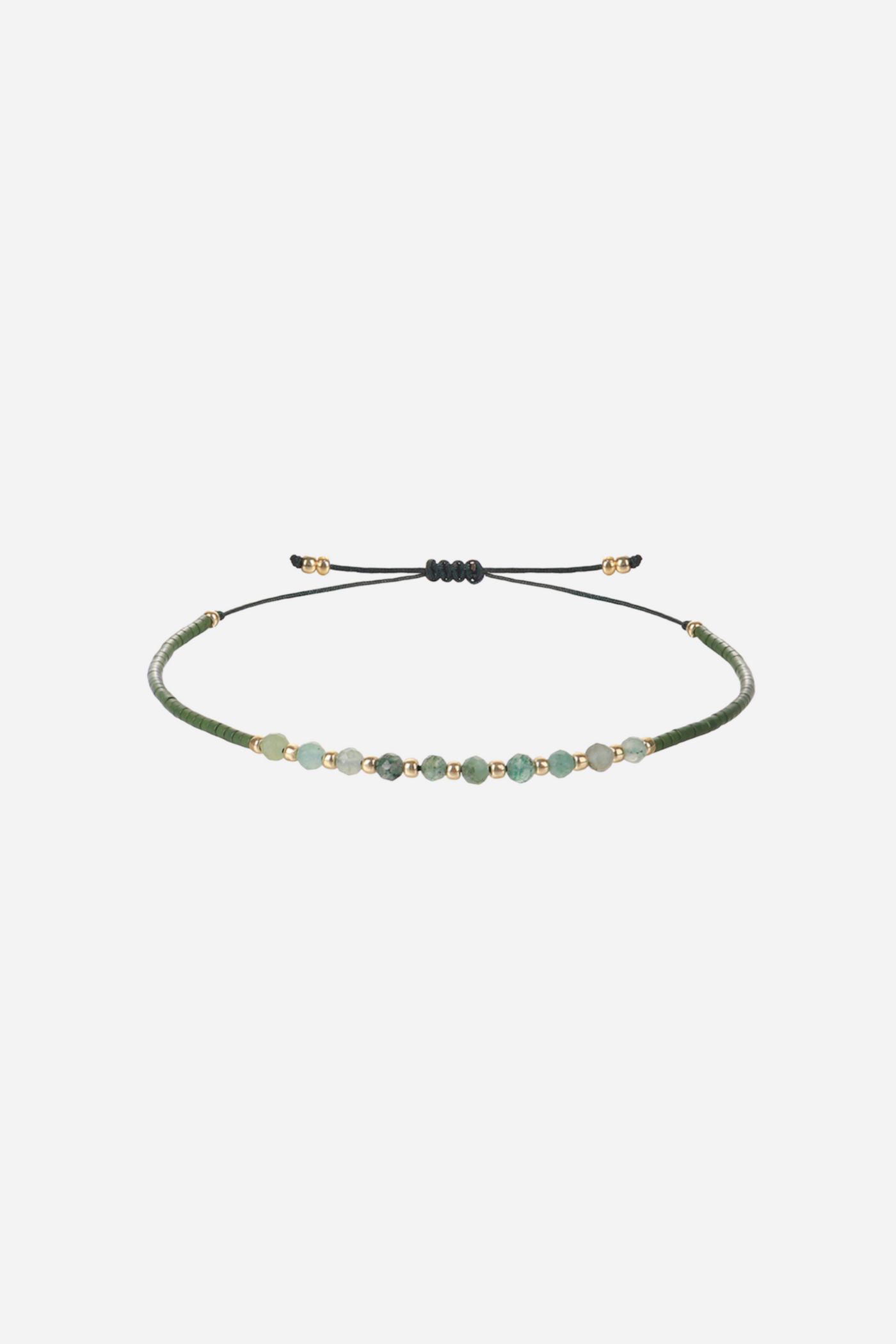 Armbånd med grønne perler og gyldne detaljer på sort snor, minimalistisk og elegant design.