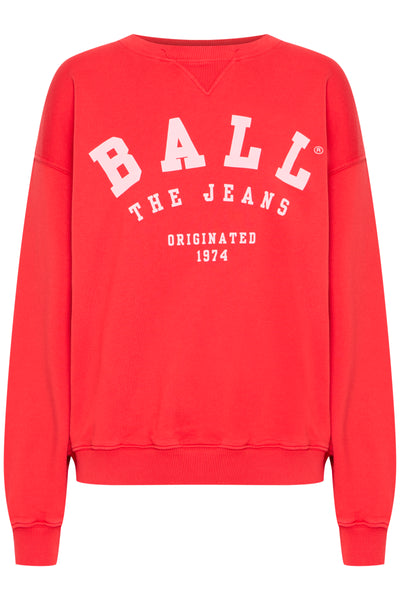 Rød sweatshirt med hvidt logo "BALL", ribbet kant ved hals, ærmer og bund.