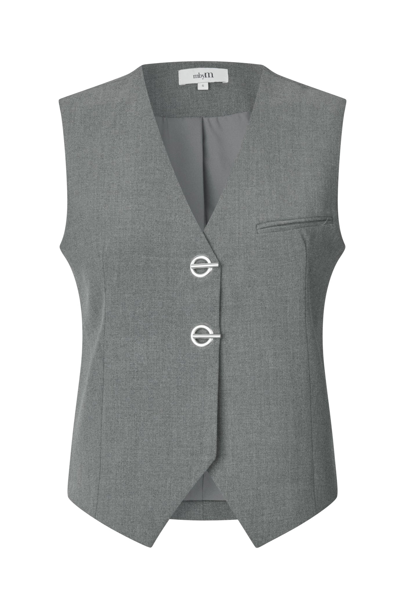 Grå melange vest med to sølvknapper, lille lomme foran og kortere bagside for moderne look.