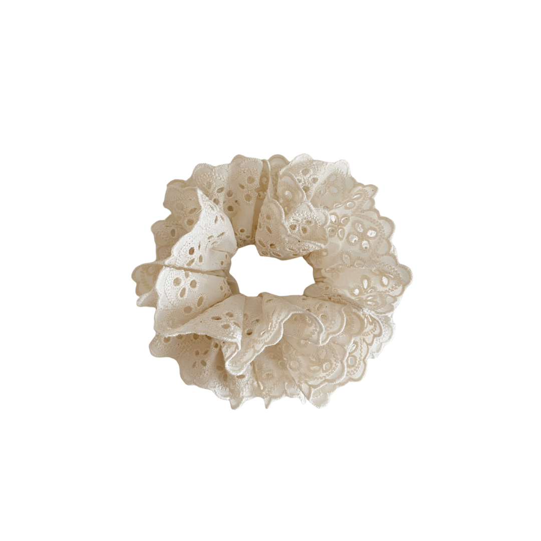 Broderi anglaise scrunchie - Creme hvid - Selma -  Andcopenhagen