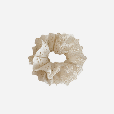 Broderi anglaise scrunchie - Creme hvid - Selma -  Andcopenhagen