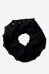 Broderi anglaise scrunchie - Sort - Selma -  Andcopenhagen