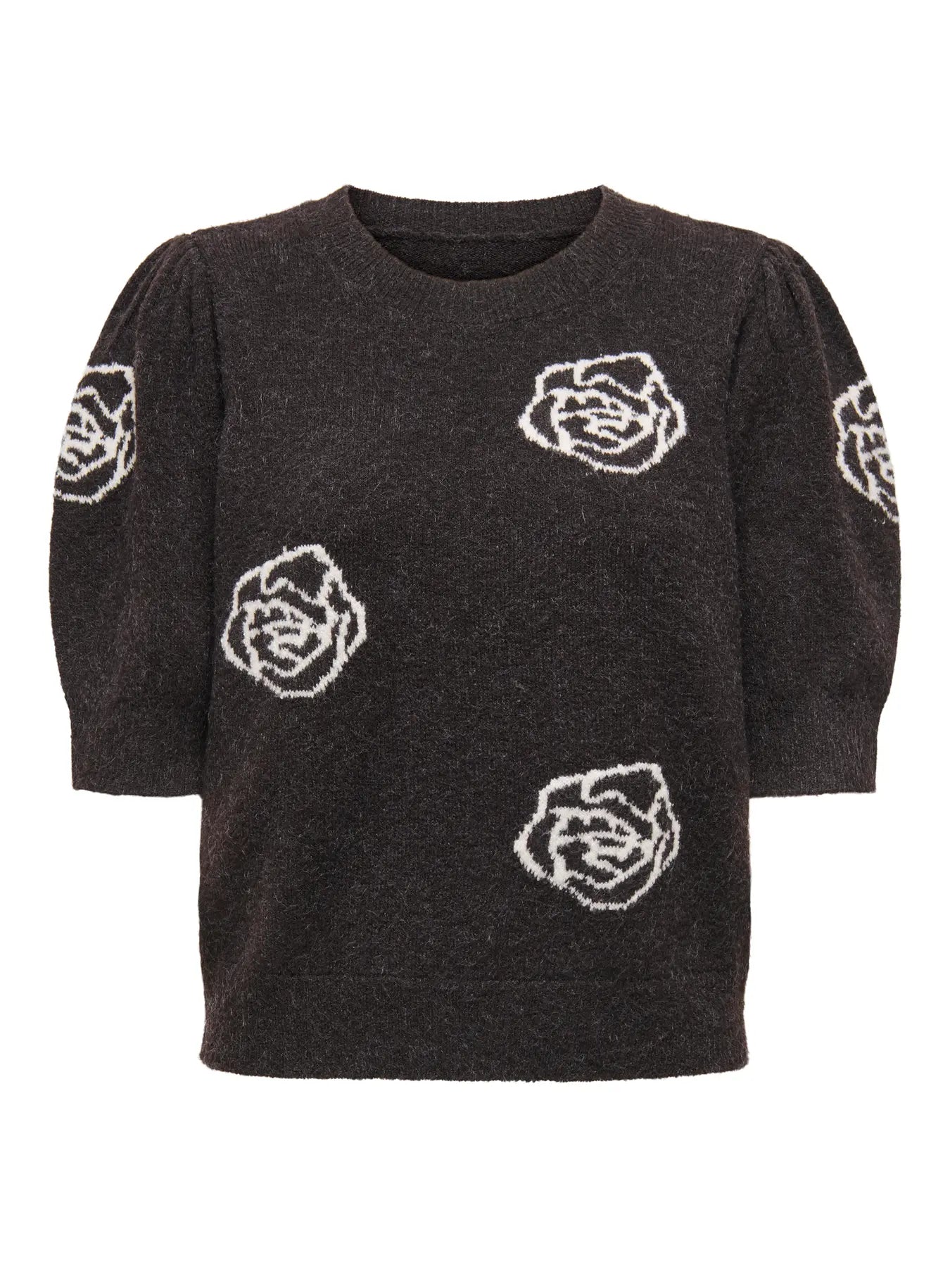 Sort pullover med rund hals, hvide blomster på front og ærmer, korte ærmer med puf-effekt.