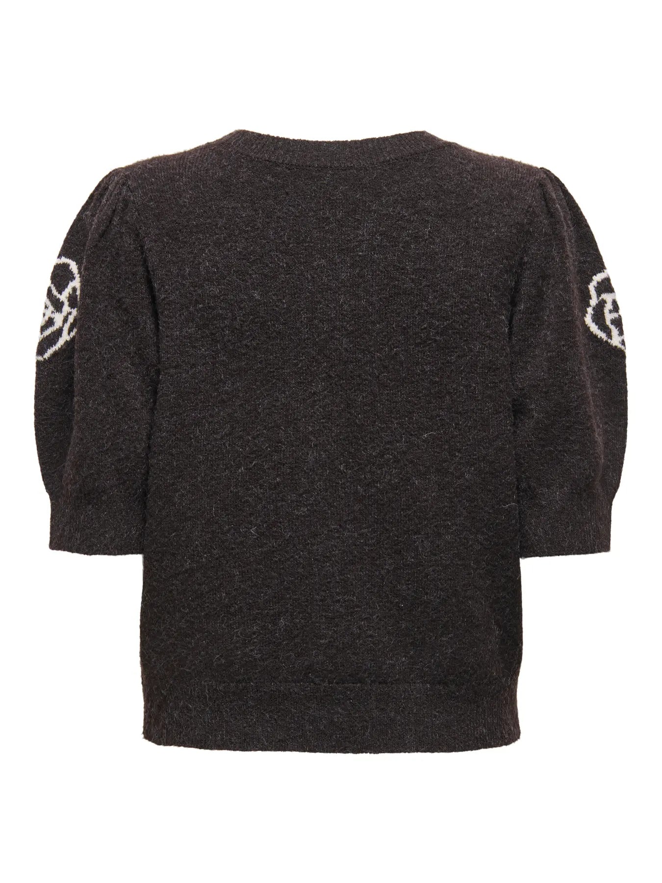 Sort pullover med rund hals, hvide blomster på ærmerne og korte pufærmer.