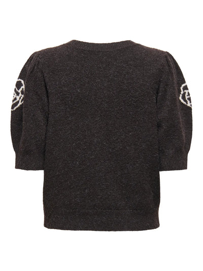 Sort pullover med rund hals, hvide blomster på ærmerne og korte pufærmer.