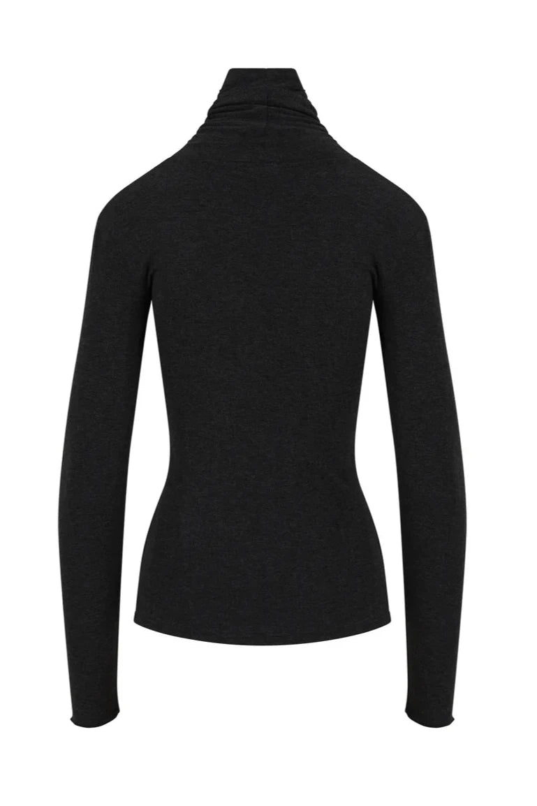 Sort turtleneck med lange ærmer og tætsiddende pasform set bagfra.