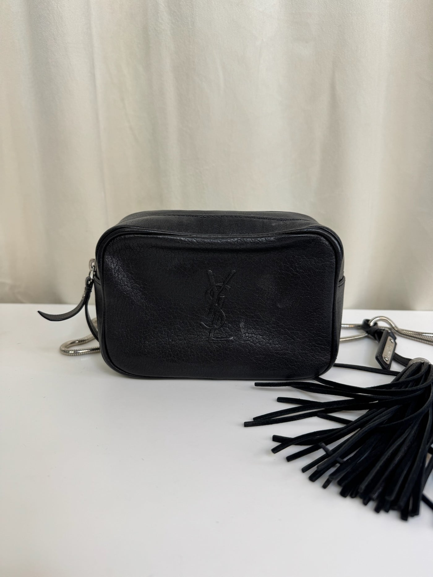 Sort YSL Lou crossbody taske med kvast, kæderem og kompakt rektangulær form.