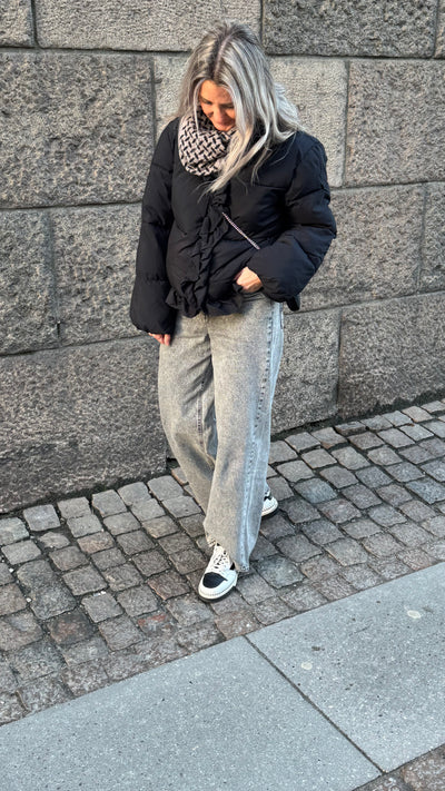 YAS - Vinterjakke - Kort sort med flæser - Malino - Stilkompagniet.dk