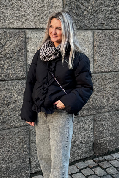 YAS - Vinterjakke - Kort sort med flæser - Malino - Stilkompagniet.dk