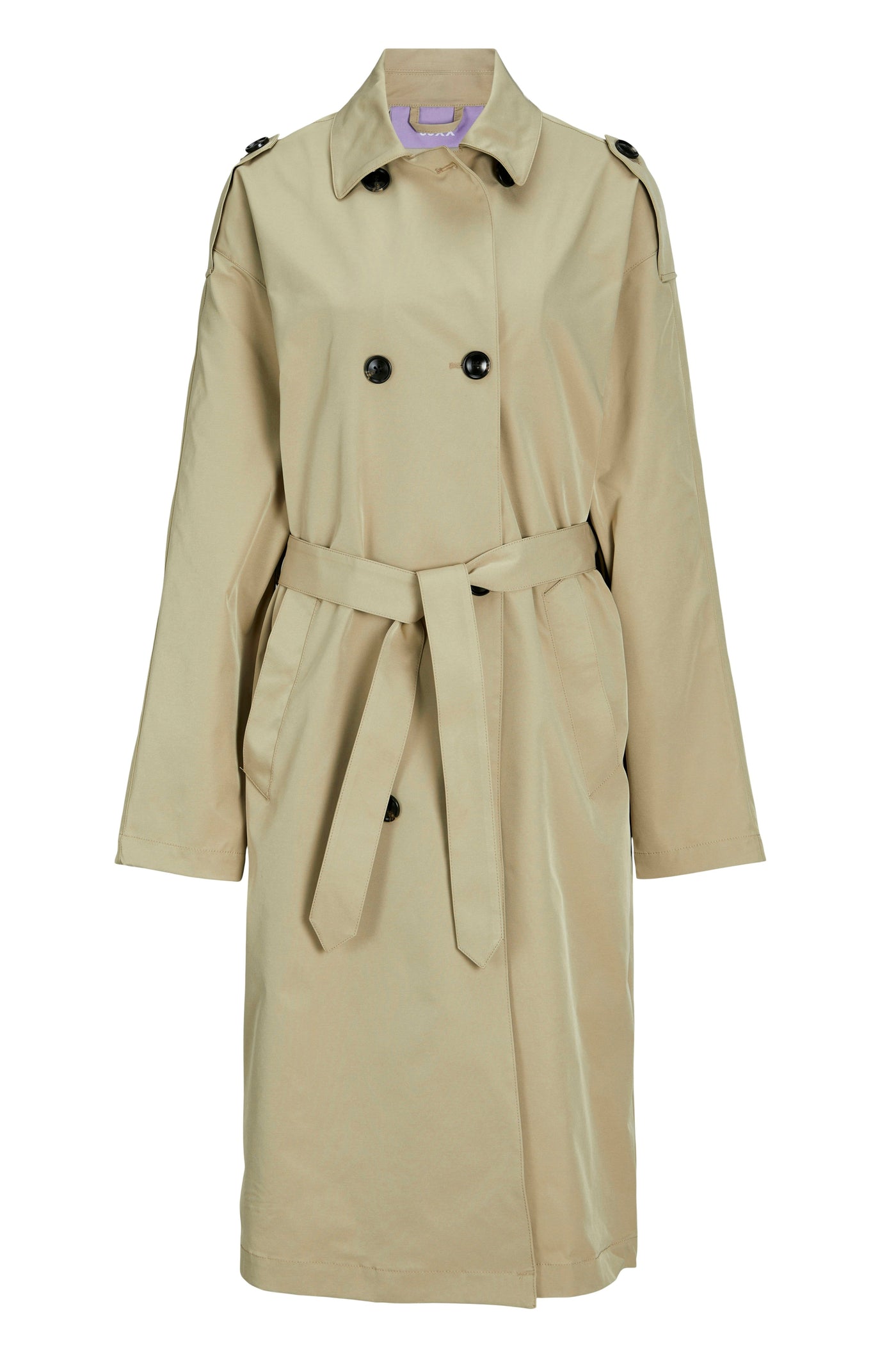 Beige trenchcoat med bælte, dobbeltradet med knapper og skulderstropper.