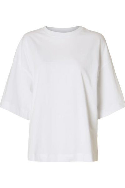 Hvid oversized T-shirt fra Selected Femme med rund hals og korte ærmer, der går ned over hofterne.