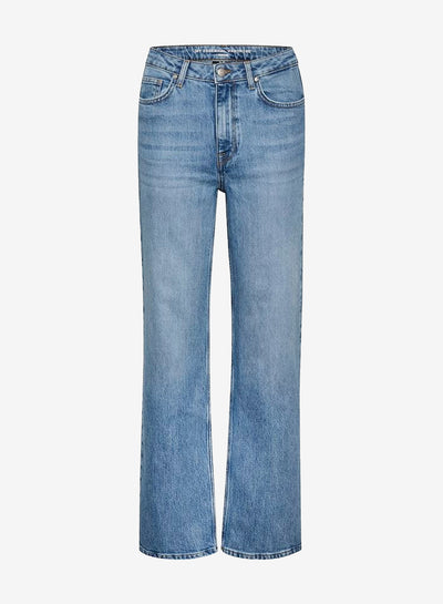 Højtaljede, brede jeans i medium blå retro vask med fem lommer og synlige sømme på ensfarvet baggrund.