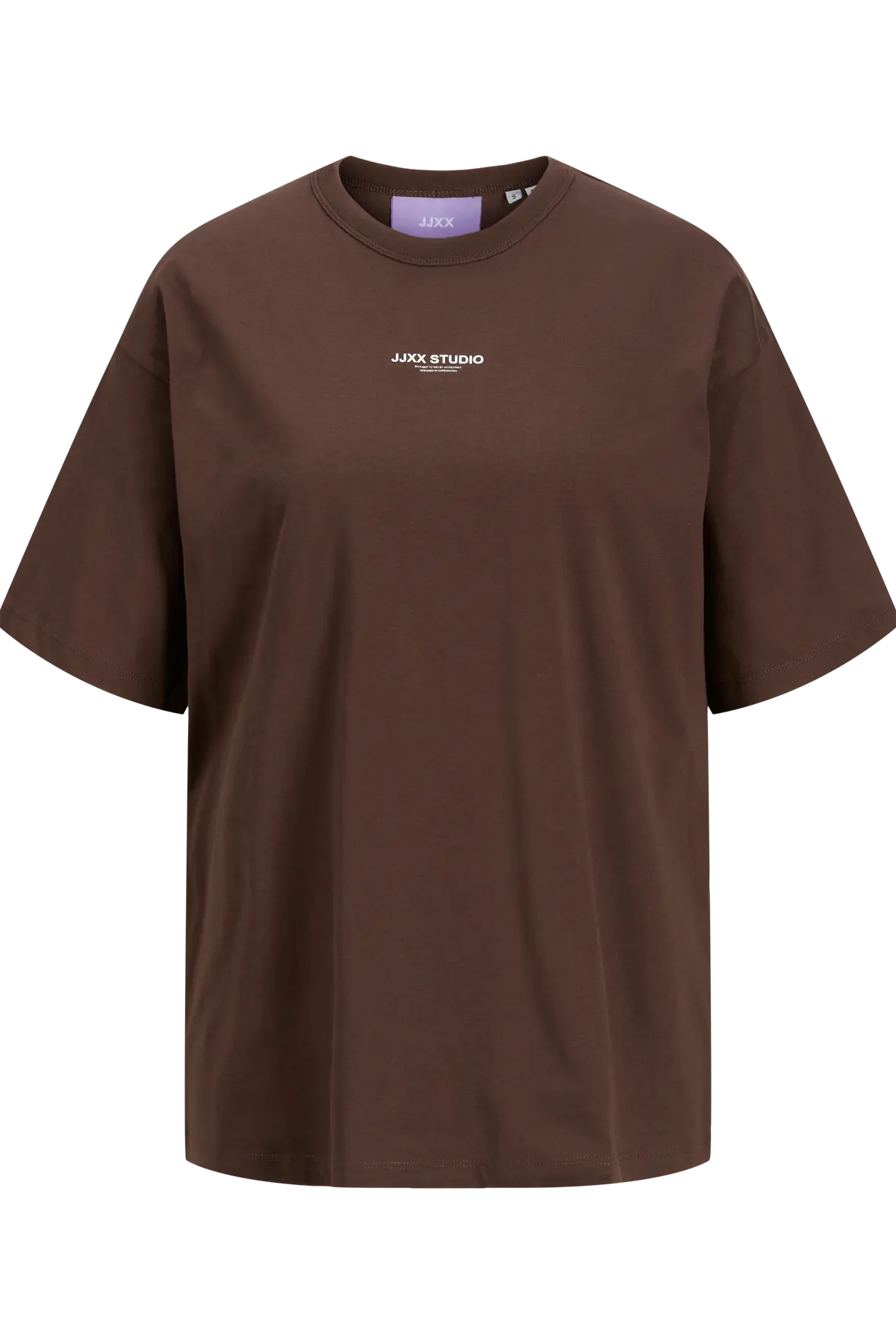 Brun T-shirt fra JJXX med rund hals, korte ærmer og hvidt "JJXX STUDIO" logo på brystet.
