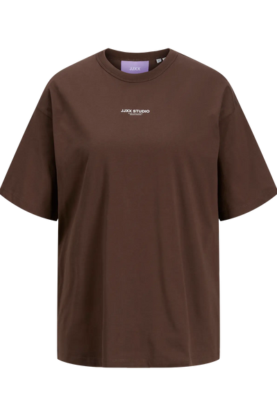 Brun T-shirt fra JJXX med rund hals, korte ærmer og hvidt "JJXX STUDIO" logo på brystet.
