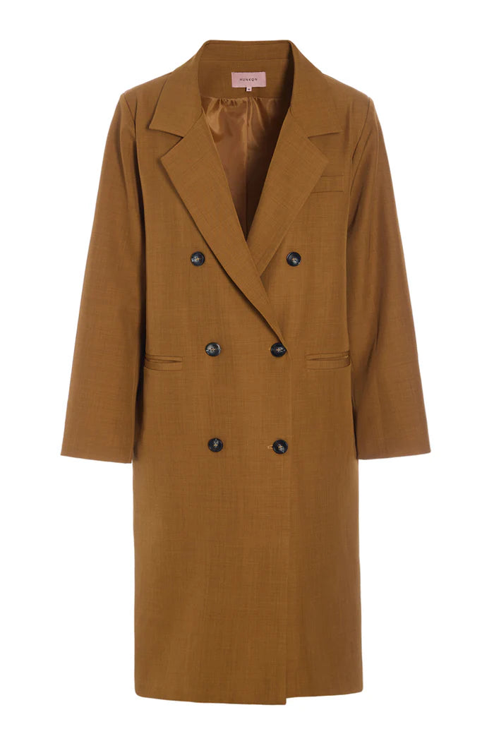 Brun trenchcoat med klassisk krave og sorte knapper. Dobbeltknappet og med en glat overflade.