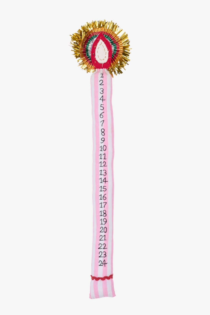 Ornament med brede pink striber, numre 1-24 og en flammeformet top med guldtinsel.