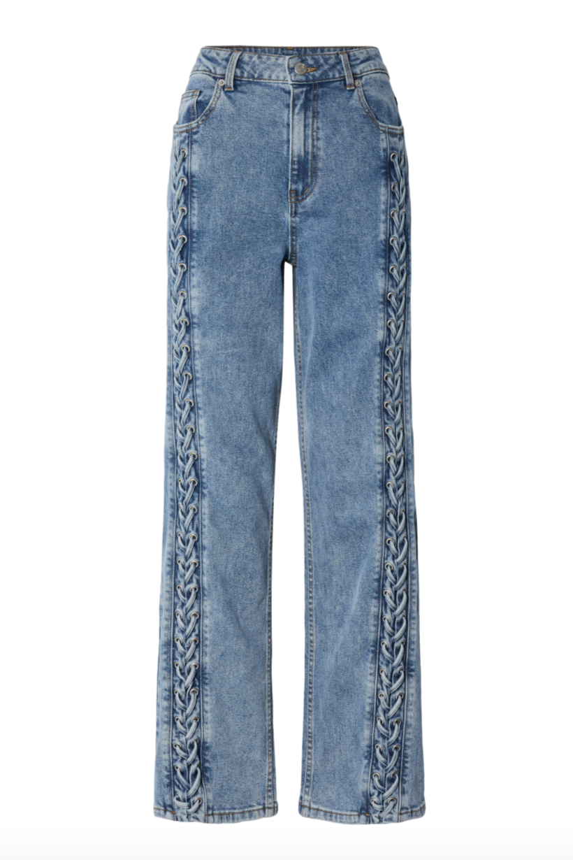 Blå denimjeans med høj talje og lige snit. Flettet detalje løber ned langs begge ben.