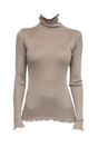 Beige bluse med høj bølget hals, lange ærmer og tætsiddende pasform.