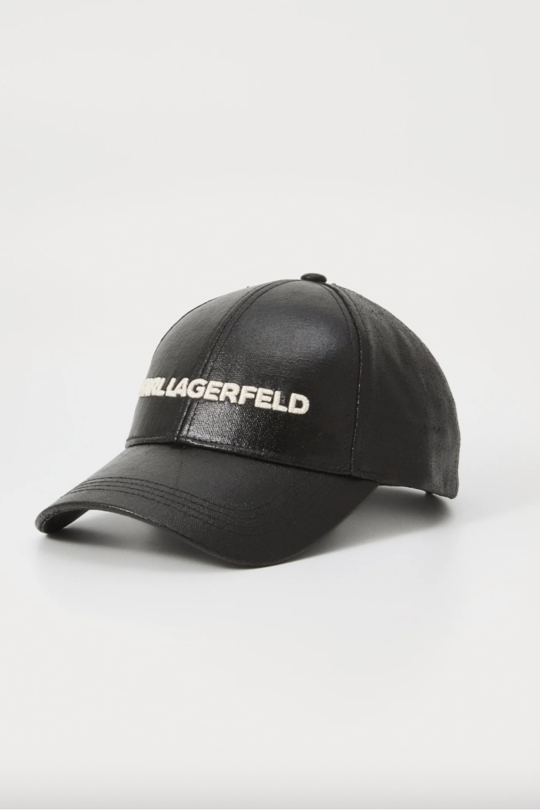 Sort kasket med glat, coated overflade, "KARL LAGERFELD" broderet på fronten.
