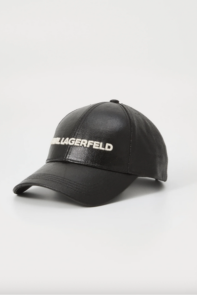 Sort kasket med glat, coated overflade, "KARL LAGERFELD" broderet på fronten.