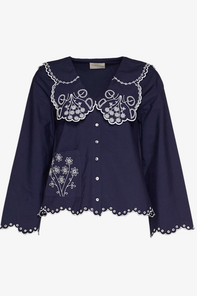 Navy skjorte med hvidt blomstret broderi, stor krave, knapper foran og lomme med blomster.