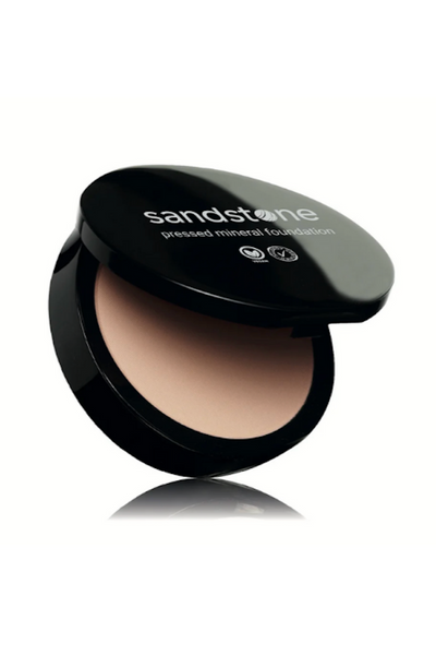 Sort kompakt med mineral foundation, neutral tone, tekst "pressed mineral foundation", vegansk symbol.