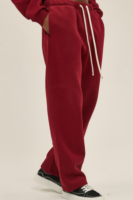 Bordeaux sweatpants med elastisk talje, synlig snor, lige ben og dybe lommer. Sneaker-stil.