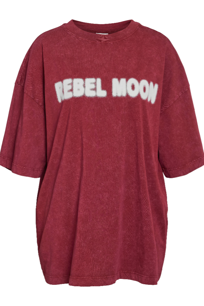 Oversized T-shirt i tibetansk rød med hvid tekst "REBEL MOON", rund halsudskæring og lange ærmer.